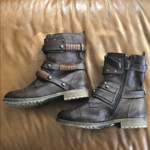 Size 9 brown buckled boots